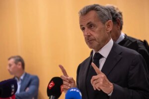 eski fransa cumhurbaskani sarkozy hapis cezasina girecek vghQ7RDi.jpg